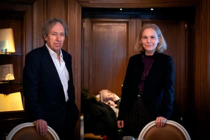 Pascal Bruckner, izquierda, y Camille Laurens, del jurado de Goncourt. La pareja de Laurens, el escritor Francois Noudelmann, se había presentando al certamen, lo que provocó un escándalo literario: la separaron del premio y se instauró un nuevo reglamento