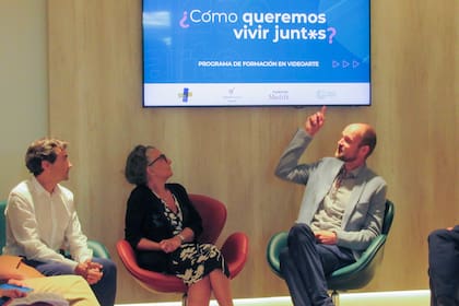 Pascal  Casanova, Daniela Gutiérrez y Friso Maecker, en la presentación del programa de formación de videoartistas