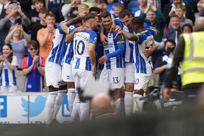 Pascal Gross celebra tras anotar un gol para Brighton en la victoria 3-1 ante Southampton en la Liga Premier inglesa, domingo 21 de mayo de 2023. (Gareth Fuller/PA vía AP)