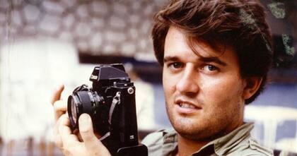 Pascal Rostain, el paparazzo que fotografió por primera vez a Guillermo Vilas y Carolina de Mónaco juntos. Fue en junio de 1982, en la isla de Maui, Hawái.
