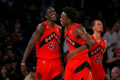 Pascal Siakam (43) y O.G. Anunoby, de los Raptors de Toronto, reaccionan después de que Siakam superara los 50 puntos en el partido durante la segunda mitad del juego de baloncesto de la NBA en contra de los Knicks de Nueva York, el miércoles 21 de diciembre de 2022, en Nueva York. Siakam terminó con 52 unidades y los Raptors ganaron 113-106. (AP Foto/John Munson)