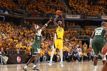Pascal Siakam, de Indiana Pacers, prueba al aro frente a Milwaukee Bucks