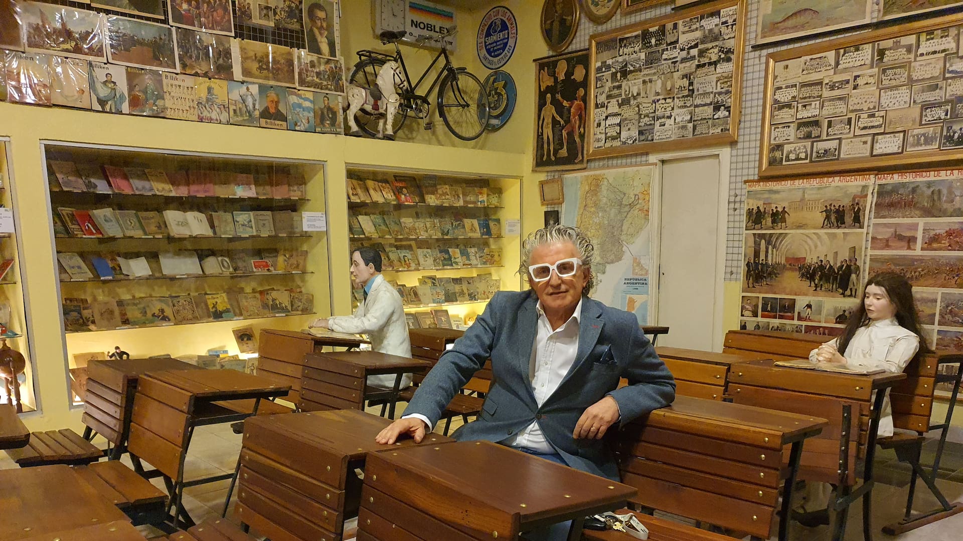 Pascual Scardaccione en un sector del Museo Argentino del Juguete que recuerda una antigua aula escolar