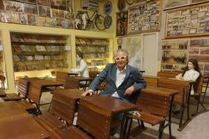Pascual Scardaccione en un sector del Museo Argentino del Juguete que recuerda una antigua aula escolar