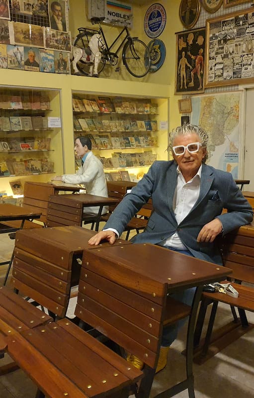 Pascual Scardaccione en un sector del Museo Argentino del Juguete que recuerda una antigua aula escolar
