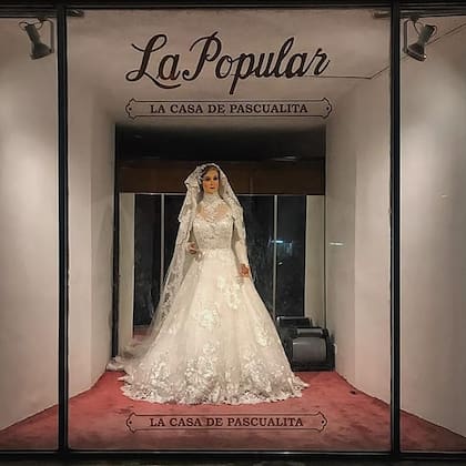 Pascualita exhibida en una vidriera en La Popular