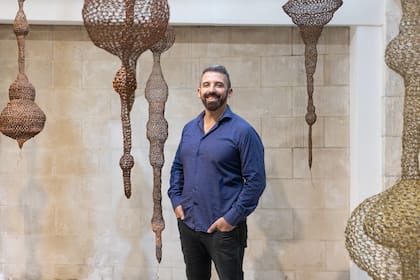 "Pasé de hacer anillos y prendedores a candelabros, luego a esculturas de 2 metros, después a obras públicas de 15 o 20 metros"