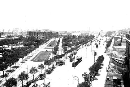 Paseo Colón a comienzos del siglo XX, con tranvías eléctricos y carros. El parque automotor era todavía muy acotado.