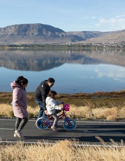 Paseo costero en El Calafate.