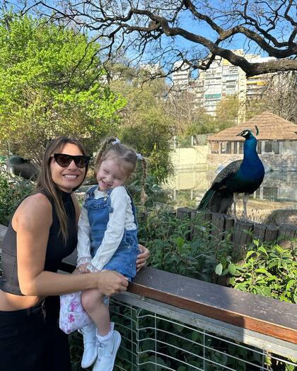 Paseo de chicas, las fotos de Pampita junto a su hija en medio de los rumores de crisis con Moritán (Foto: Instagra/@anagarciamoritan)