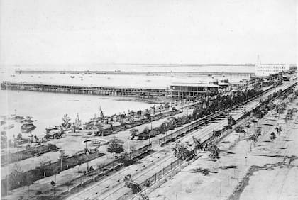 Paseo de Julio (hoy LN Alem), hacia 1877. Allí estaba el muelle de pasajeros.