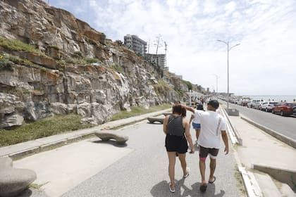 Paseo de los Artesanos, entre Varese y Torreón del Monje, lugar donde hoy por la madrugada un joven de 22 años falleció luego de caer desde la altura