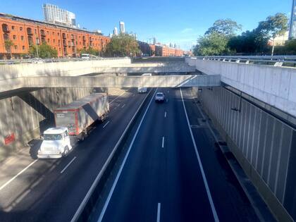 Paseo del Bajo estará habilitado para vehículos livianos durante los fines de semana y feriados, cuando baja la circulación