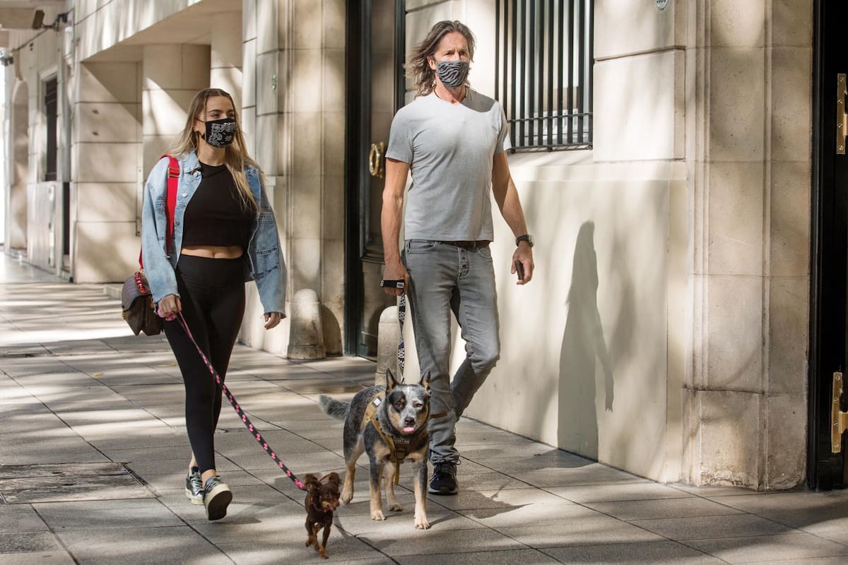 Paseo por Palermo
con dos de sus
mascotas, Rosie
(la Russian Toy)
y Churra (la Blue
Heeler).