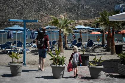 Paseo turístico hacia la playa de Bali y el centro turístico cerca de la ciudad de Heraklion en la isla de Creta