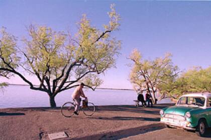 Paseos en bicicleta y ratos de relax, todo en un paisaje proporcionalmente tranquilo al ritmo de los habitantes de Fray Bentos