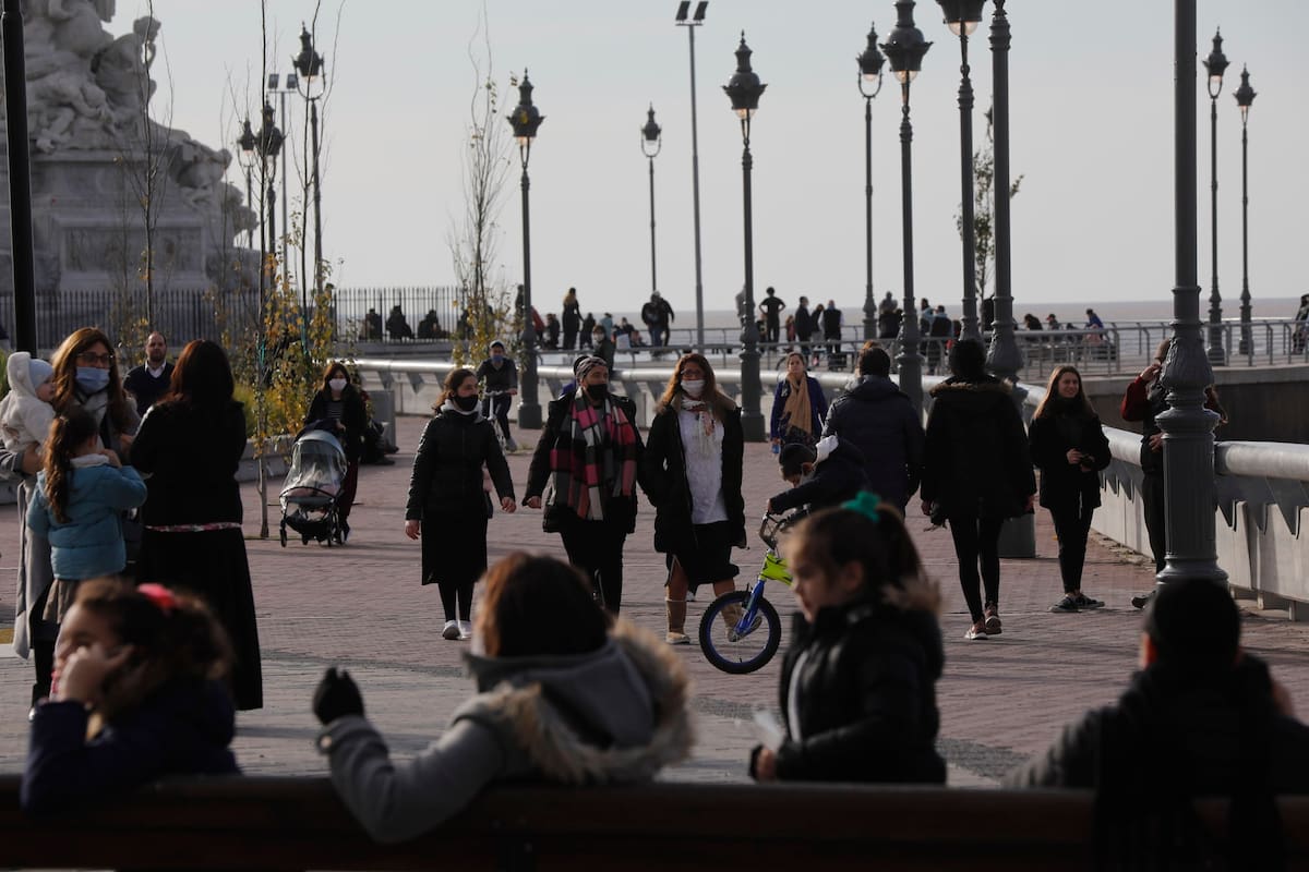 Paseos en el fin de semana en la costanera durante la cuarentena