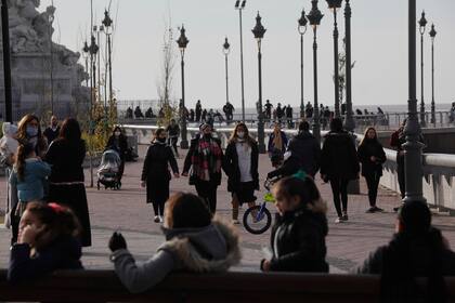 Paseos en el fin de semana en la costanera durante la cuarentena