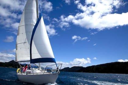 Paseos en velero por el lago Nahuel Huapi, una de las opciones