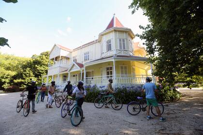 Paseos por museos y el barrio Los Troncos en bicicletas intervenidas por artistas, la novedad del verano cultural en Mar del Plata