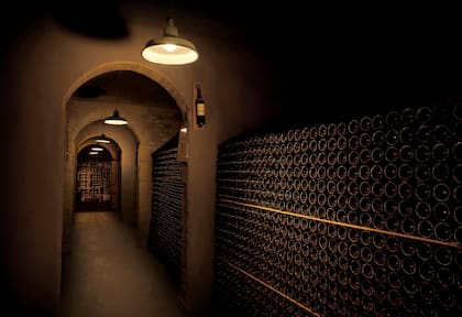 Pasillo de la cava subterránea de Bodega Norton donde se realizan las degustaciones