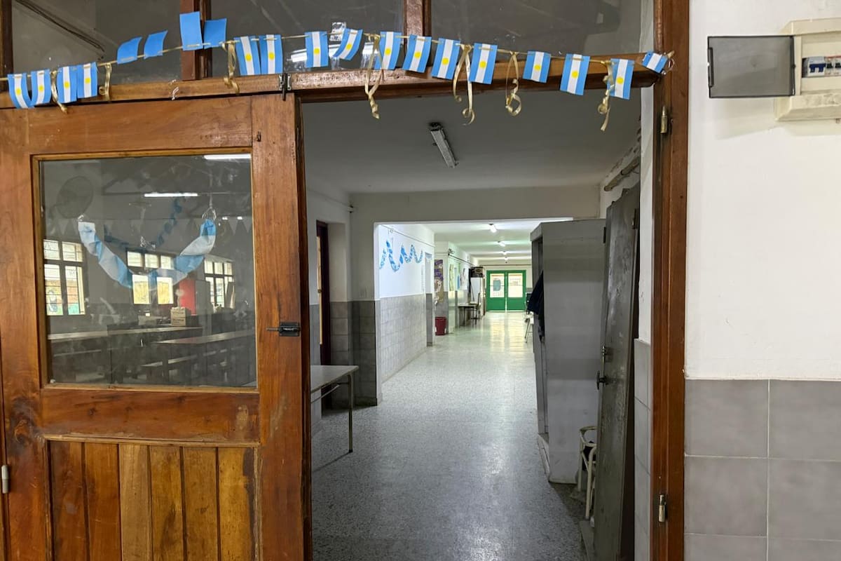 Pasillos y aulas vacías en una escuela pública de La Plata durante la jornada de paro convocada por la Ctera