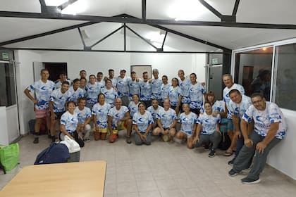 Pasión por la natación, entre los protagonistas y los asistentes que los guiaron y los alentaron a lo largo de una jornada que enarboló una causa noble.