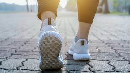 Paso a paso: después de comer, caminar es clave para la digestión