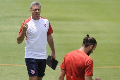 Pasó al tiempo y, a los 43 años, Lucas Pusineri tiene canas, pero vuelve a Independiente con el cariño intacto de los hinchas que lo vieron campeón en 2002.