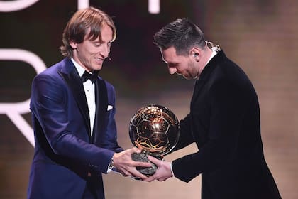 Paso de mando: el momento de la entrega del Balón de Oro de Modric, ganador en 2018, a Messi, que en 2019 se llevó el sexto de sus siete 'Balones'