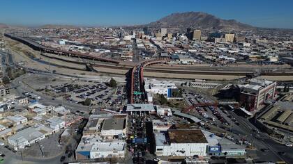 "Paso del Norte" en la frontera entre Estados Unidos y México, entre Ciudad Juárez (México), abajo, y El Paso (Texas) (AP Foto/Christian Chávez)