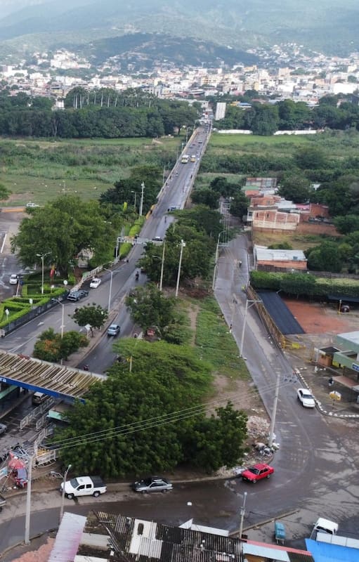 Paso internacional Simón Bolivar. A la derecha hay imágenes de la zona donde hay "trochas", estos son pasos peatonales por donde pasa el contrabando.