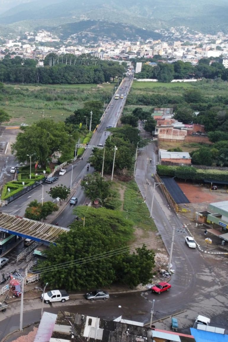Paso internacional Simón Bolivar. A la derecha hay imágenes de la zona donde hay "trochas", estos son pasos peatonales por donde pasa el contrabando.