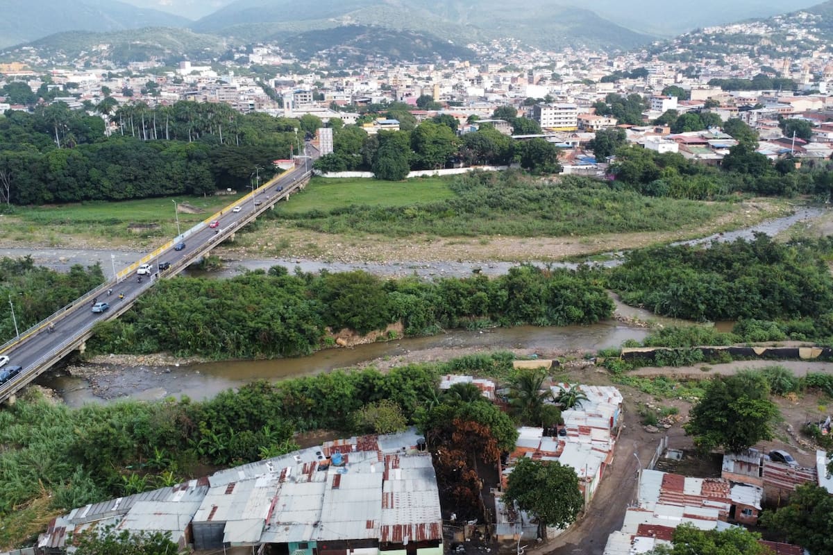 Paso internacional Simón Bolivar. A la derecha hay imágenes de la zona donde hay "trochas", estos son pasos peatonales por donde pasa el contrabando.