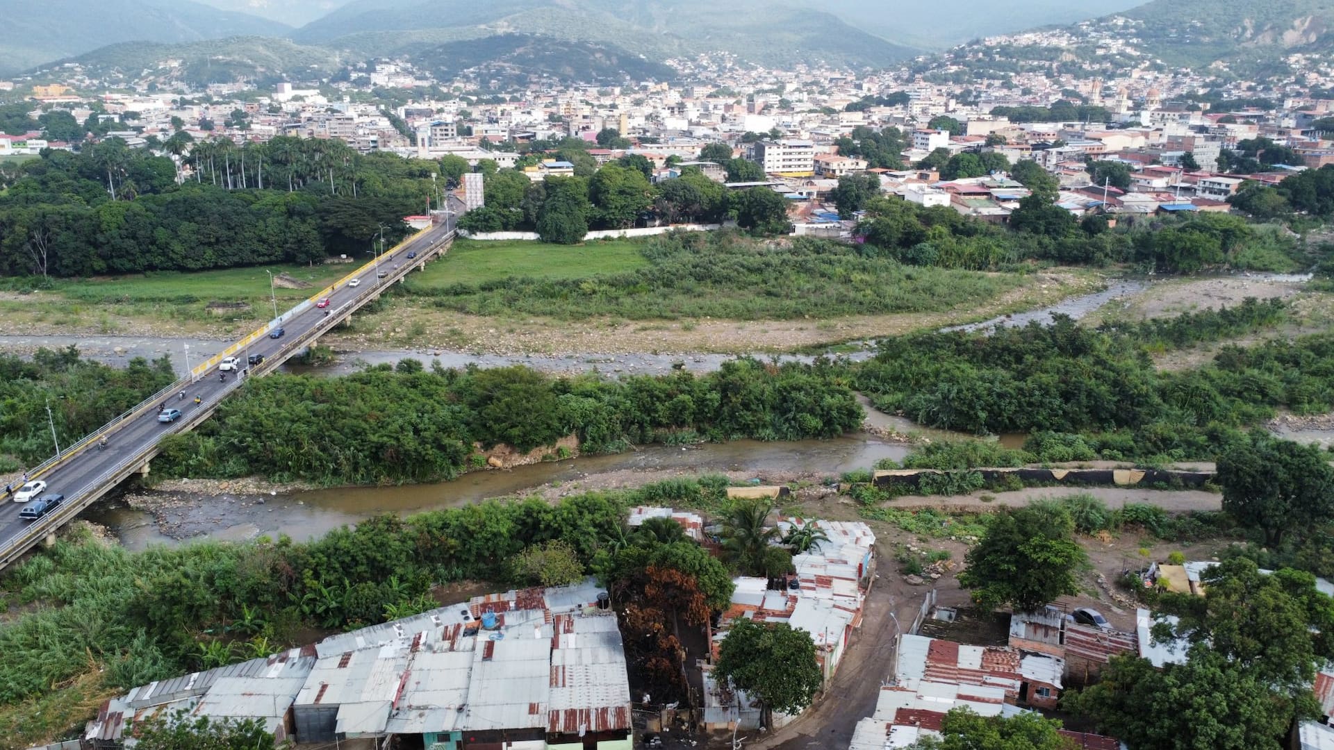 Paso internacional Simón Bolivar. A la derecha hay imágenes de la zona donde hay "trochas", estos son pasos peatonales por donde pasa el contrabando.
