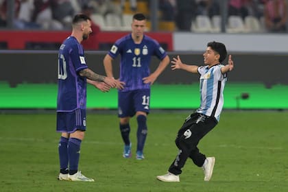 Pasó más de una vez en el estadio Nacional de Lima: un niño burló la seguridad y fue a abrazar a Lionel Messi; el capitán marcó los goles de la Argentina en el 2-0 a Perú por la cuarta fecha de la eliminatoria.