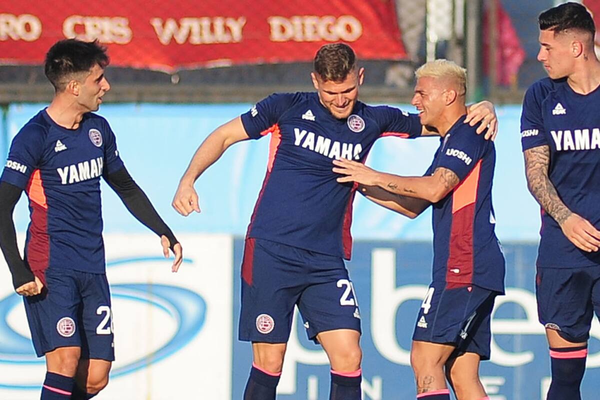 Pasquini y Vera (autores de los dos primeros goles de Lanús) festejan en el centro; el equipo de Zubeldía eliminó a Argentinos y sigue en carrera en la Copa Argentina