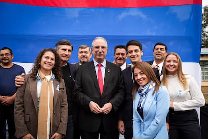 Passalacqua con siete diputados provinciales que le deben su puesto a Carlos Rovira, en el acto por el 9 de Julio. La dirigencia misionera olfatea el cambio de guardia en el poder y acelera su traspaso.