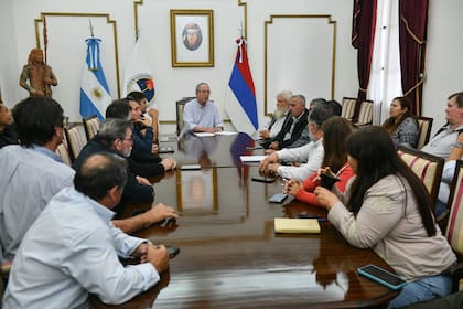 Passalacqua en la Sala de Situación de la Casa de Gobierno, junto a los referentes de los productores y tareferos