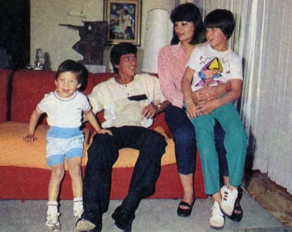 Passarella junto a su esposa, Graciela, y sus hijos: Sebastián y Lucas