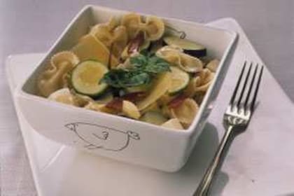 Combinar pasta con vegetales es una opción práctica, rica y saludable