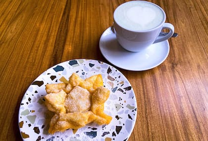 Pastelitos de membrillo o batata y mate cocido latte, la propuesta de Merienda para este 25 de mayo.