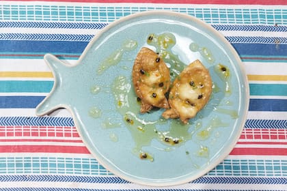 Pastelitos Wantán: empanadillas de queso y camarón, fritas en grasa de cerdo, aderezadas con miel y sweet chili tropical. Uno de los más pedidos.