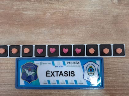 Pastillas de éxtasis con logos y formas distintivas, listas para su comercialización
