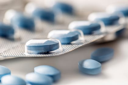 pastillas; manos con pastillas; entregando pastillas; antibióticos