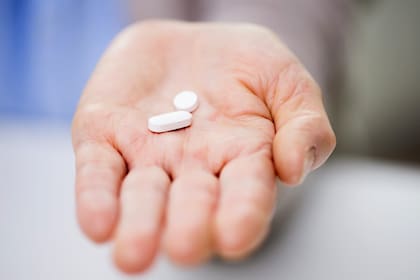 pastillas; manos con pastillas; entregando pastillas; antibióticos