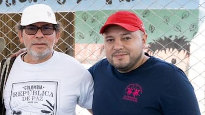 Pastor Alape y Jorge en una jornada de pedagogía de paz.