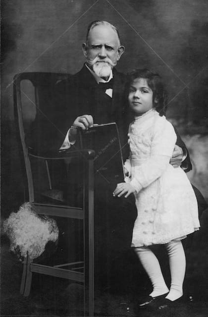 Pastor Servando Obligado y su nieta.