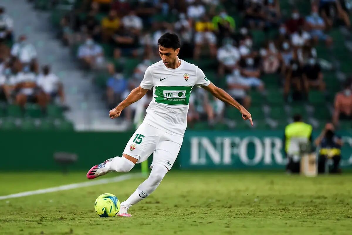 Pastore, en una las pocas imágenes que lo tienen jugando para Elche