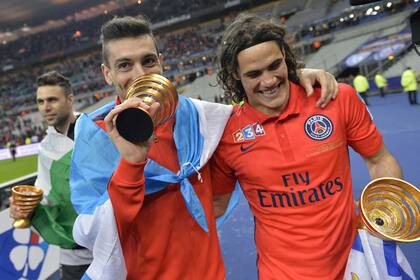 Pastore festeja el título con el goleador Cavani